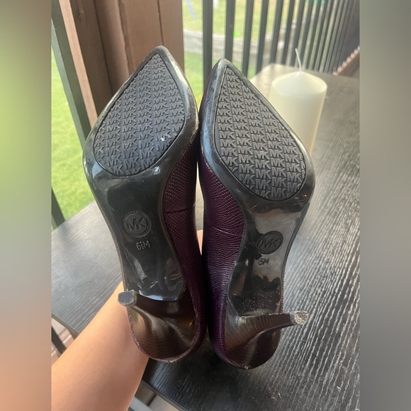 Michael Kors Purple Embossed Leather Pumps Size 6/6.5 - Picture 6 of 7